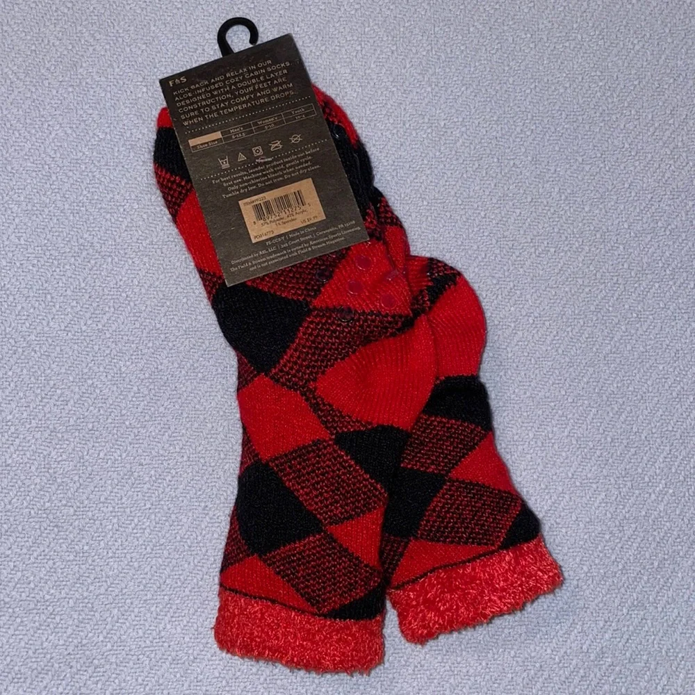NWT Youth Cozy Cabin Socks